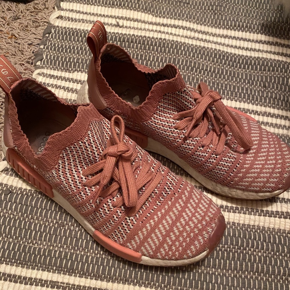 Adidas NMD R1 Pink: size 9